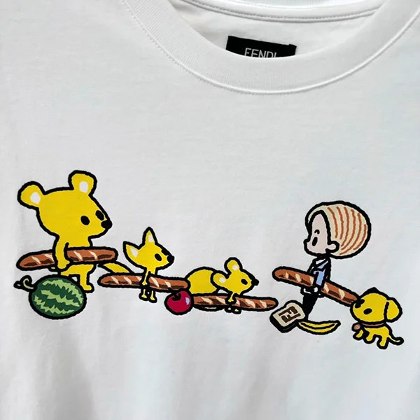 高級ブランド《コラボアイテム》【フェンディ】Silvia and The Baguette Tシャツ 偽物