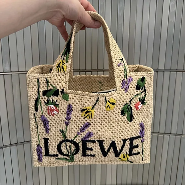 人気アイコン！即発送ロエベ フォントトートバッグ パチモン ラフィア 花刺繍 ALF1B59X26