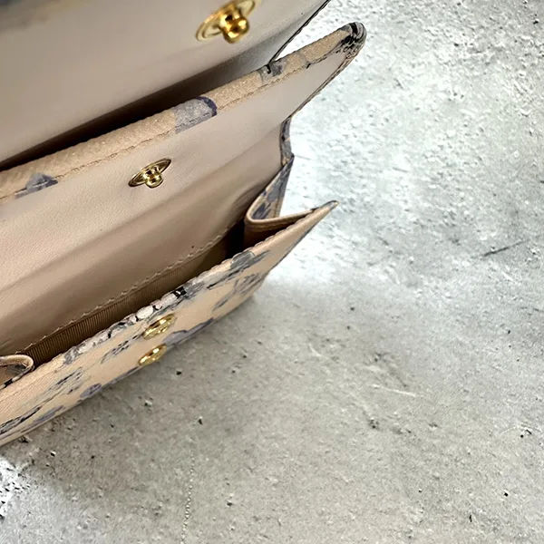 【コーデを格上げ】プラダ N級品 サフィアーノレザー 三つ折り財布 トライアングルロゴ 1MH0432C14