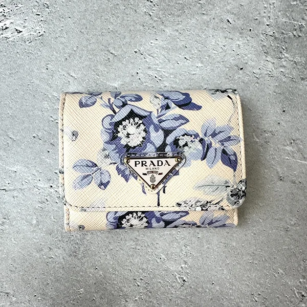 【コーデを格上げ】プラダ N級品 サフィアーノレザー 三つ折り財布 トライアングルロゴ 1MH0432C14