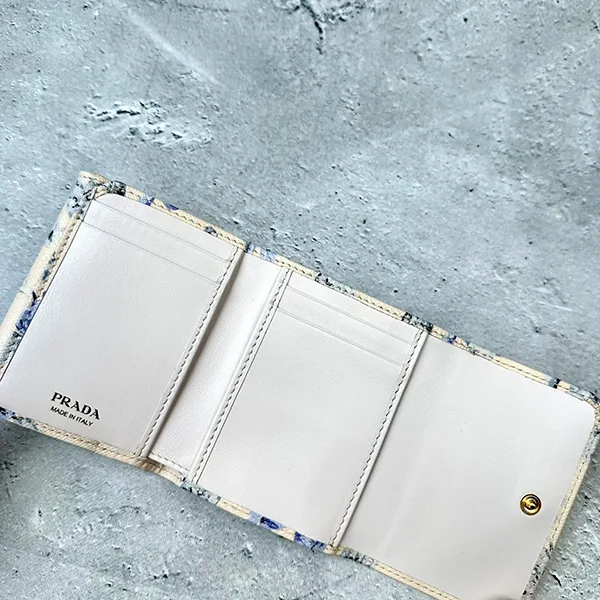 【コーデを格上げ】プラダ N級品 サフィアーノレザー 三つ折り財布 トライアングルロゴ 1MH0432C14
