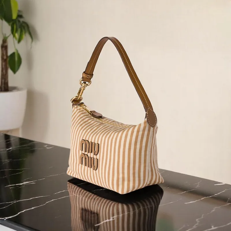 ★ミュウミュウ n級品★ロゴ入り ストライプ コットンポーチ 2色 miu0608