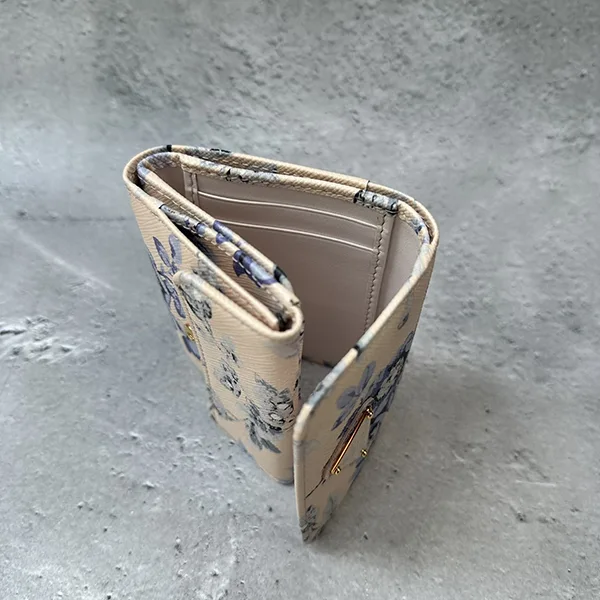 【コーデを格上げ】プラダ N級品 サフィアーノレザー 三つ折り財布 トライアングルロゴ 1MH0432C14
