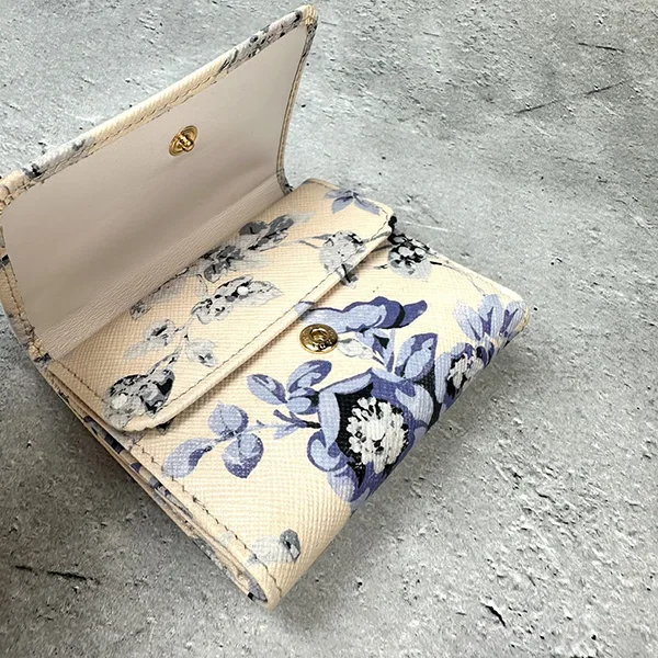 【コーデを格上げ】プラダ N級品 サフィアーノレザー 三つ折り財布 トライアングルロゴ 1MH0432C14